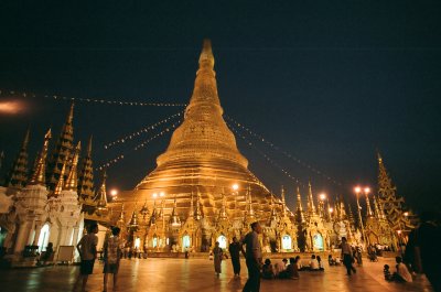 066 Shwedagon Paya at night.jpg