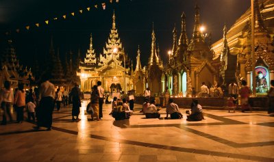 068 Shwedagon Paya at night.jpg