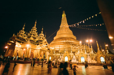 071 Shwedagon Paya at night.jpg