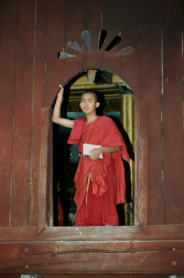 087 Monk on Inle.jpg