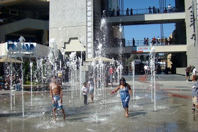 Kids playing in the fountain at Hollywood and Highland