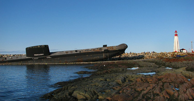 le sous-marin et le phare de Pointe-au-pre