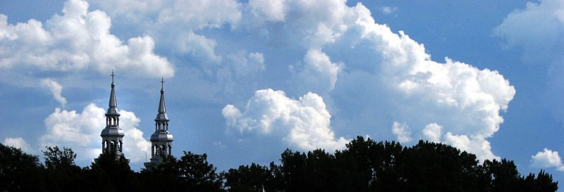 deux clochers dans le paysage