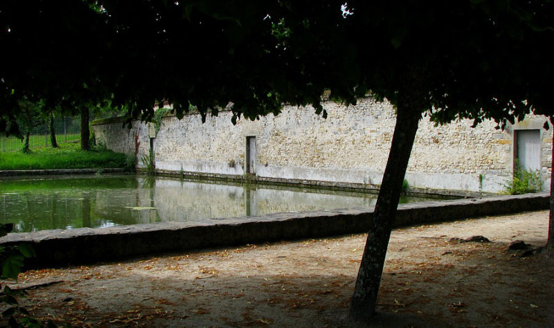 un mur devant le bassin