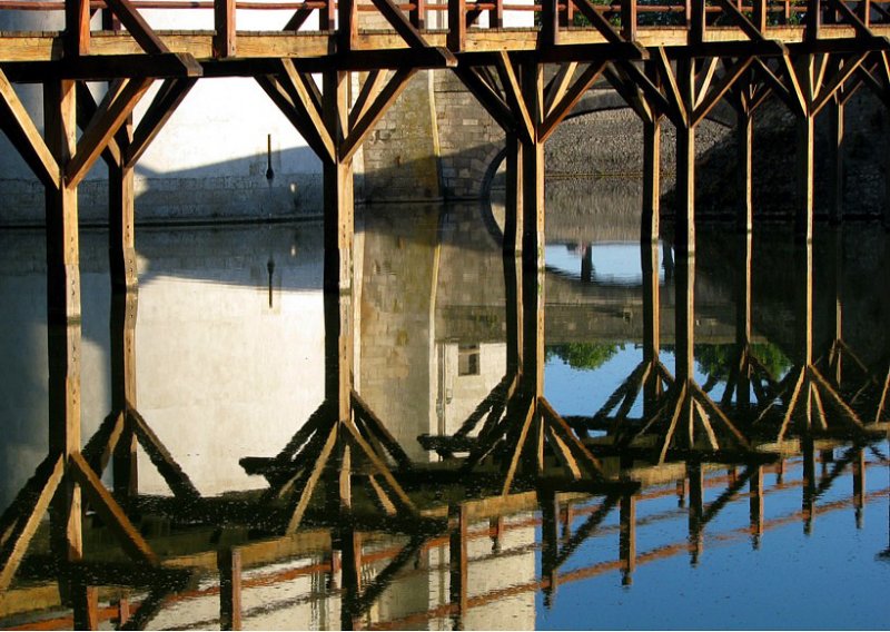 les piliers de bois du pont levis
