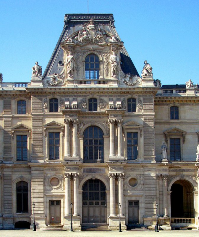 La classique faade du Louvre