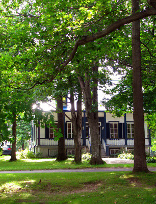 maison centenaire sous les arbres