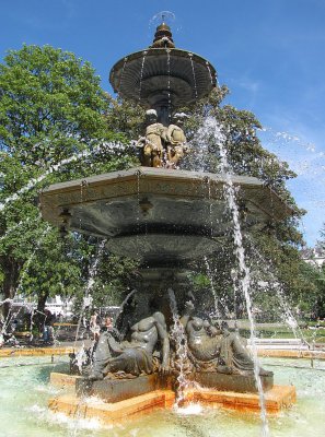 une fontaine au soleil