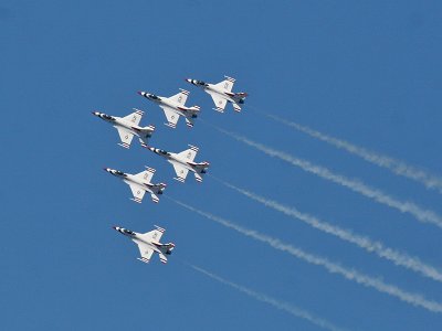 6 Thunderbirds F-16 Fighting Falcon 02