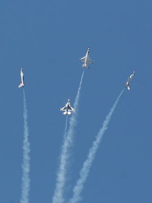 8 Thunderbirds F-16 Fighting Falcon 04