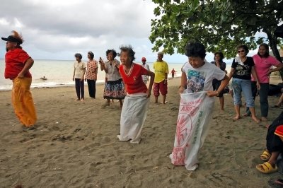 Elderly beach outing (5).jpg