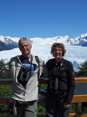 12 Posing with Annika at Glaciar Perito Moreno Argentina 20101110.jpg