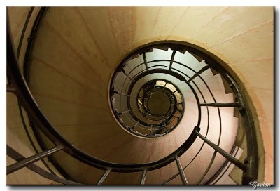 L'escalier de lArc de triomphe.jpg