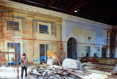 19880000-0041-VMG- Empress Place removal of debonded plaster.jpg