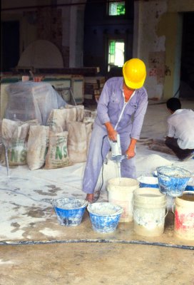 19880000-0053-VMG- Empress Place mixing lime plaster.jpg