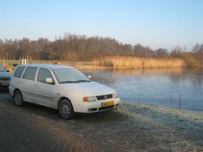 009 - Opstapplaats Molenpolder bij het sluisje: dun ijs op het water, veel rijp op de auto's