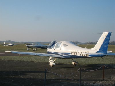 033 - Vliegtuigjes bij vliegveld Hilversum