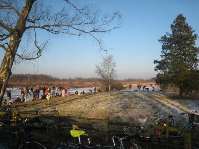 021 - Molenpolder: Marc en ik verlaten het schaatsplezier. Pieter en buurman met de vier meiden nemen het er nog even van.