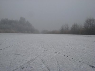 023 - Molenpolder: sneeuw en opgevroren schaatsslijpsel...