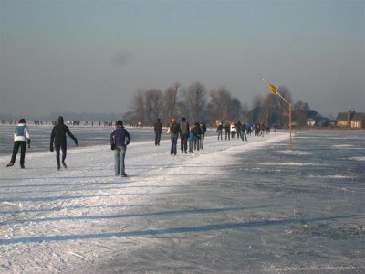 012 - Loosdrecht: het ijs naast de baan is wel een stukkie minder...