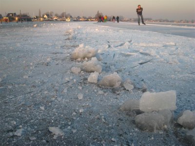 052 - Loosdrecht: aan deze kant is het ijs van wat mindere kwaliteit vanwege de wind in de eerste dagen
