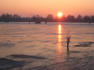 079 - Loosdrecht: zonsondergang boven het ijs
