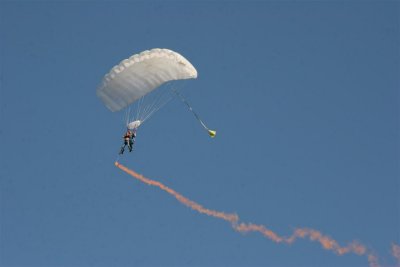 009 - parachutespringers met spectaculaire stunts