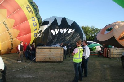 078 - onze WWF-ballon wordt opgeblazen