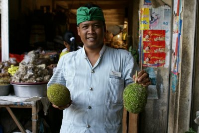 DSC01354.800.jpg - Agung Rai con un Durian, ¡fruta apestosa!