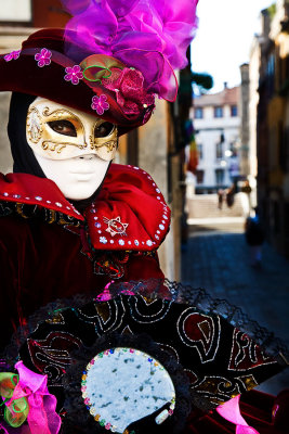 The Mask over the Calle