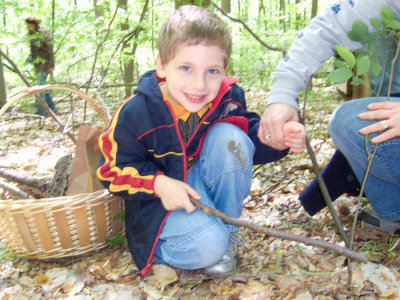 Max Solomon points to one of the morels he found all by himself! 1837-1.jpg