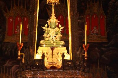 1043 Emerald Buddha Bangkok.jpg