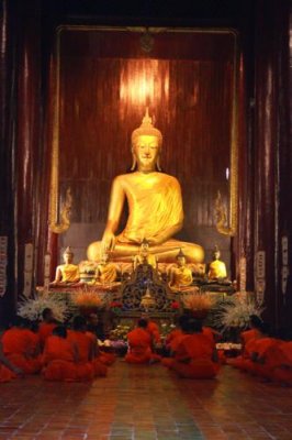 1270 Monks Wat Phan Thao.jpg