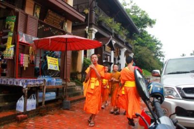 1725 Monks Luang Prabang.jpg