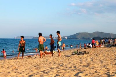 3064 Locals Nha Trang Beach.jpg