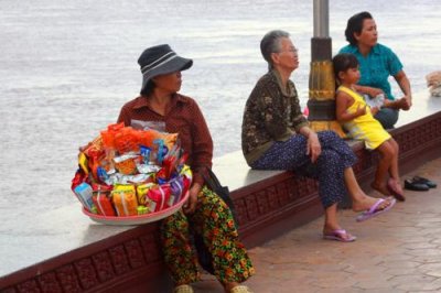 3577 Riverside locals Phnom Penh.jpg