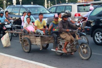 3616 Smiling locals Phnom Penh.jpg