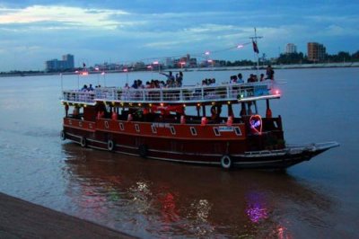 3691 Boat on Tonle Sap.jpg