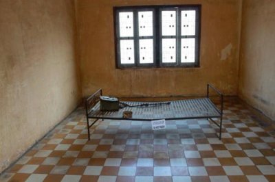 3776 Prison cell Tuol Sleng.jpg