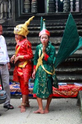 3942 Women in costume Angkor.jpg