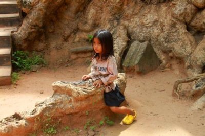 4020 Young girl Ta Prohm.jpg