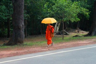 4194 Monk Angkor road.jpg