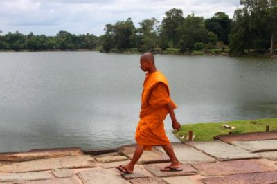 4226 Monk Angkor moat.jpg