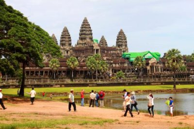 4287 Tourists Angkor Wat.jpg