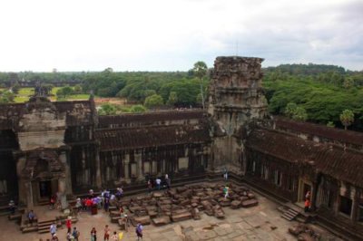 4331 Overlooking courtyard Angkor.jpg