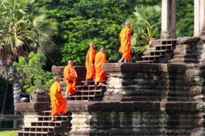 4349 Monks entering Angkor Wat.jpg