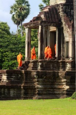 4350 Monks entering Angkor Wat.jpg