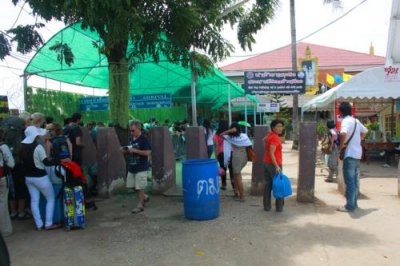 4461 Thai border queue.jpg
