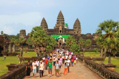4353 Angkor Wat and tourists.jpg