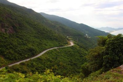 2945 Road down Hai Van pass.jpg